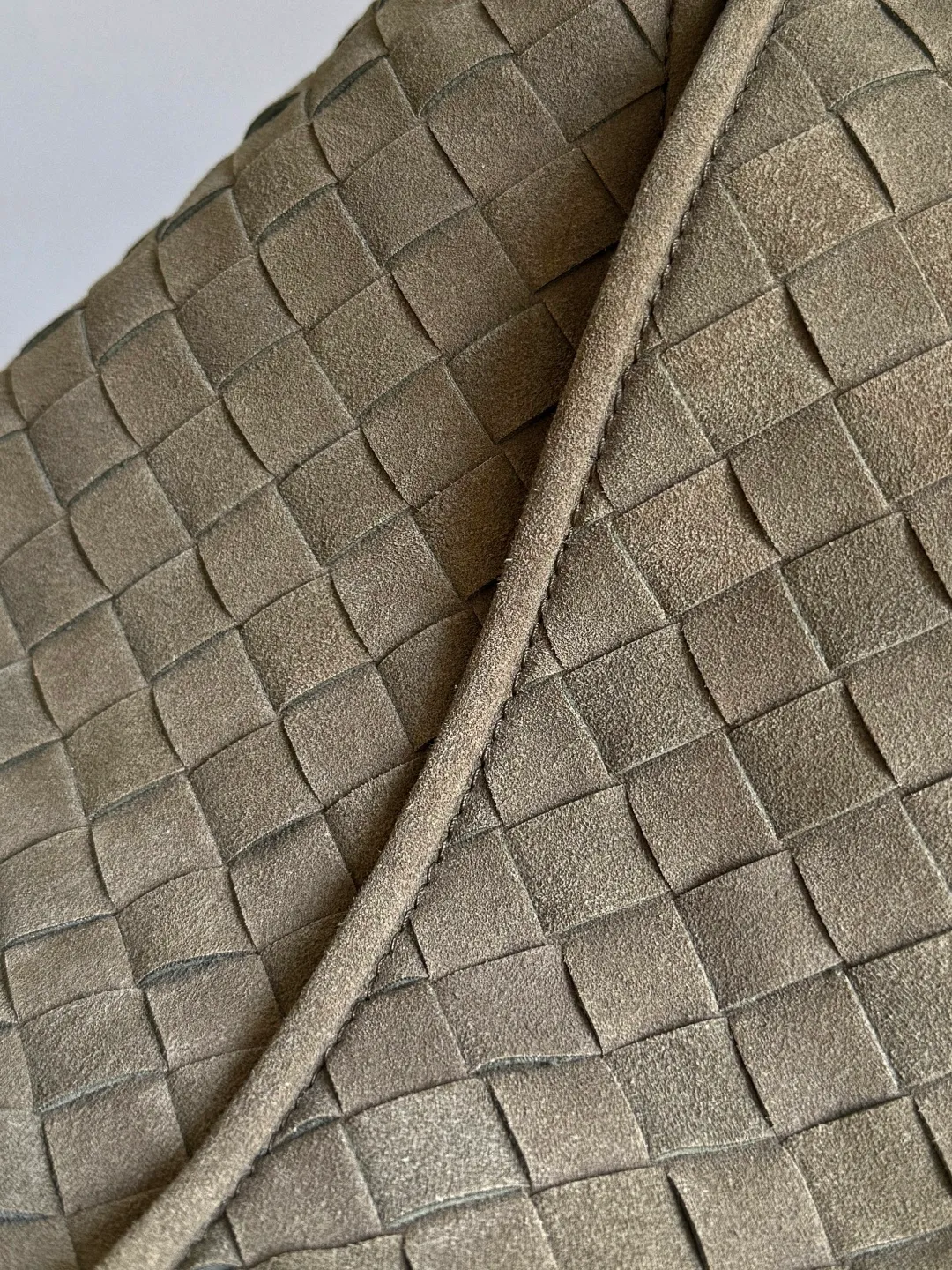 Batch 2160 Recently, I seem to be obsessed with this bag from BV~ The new Hop is really not too beautiful. The whole bag has no seams. The bag body and handles are made of one piece of leather. It embodies the style and essence of Bottega Veneta. It truly represents craftsmanship and creativity. The large size has a very loose and lazy upper body. Big bag lovers will definitely not regret buying it. Style number: 763970 Size: 53*24*13